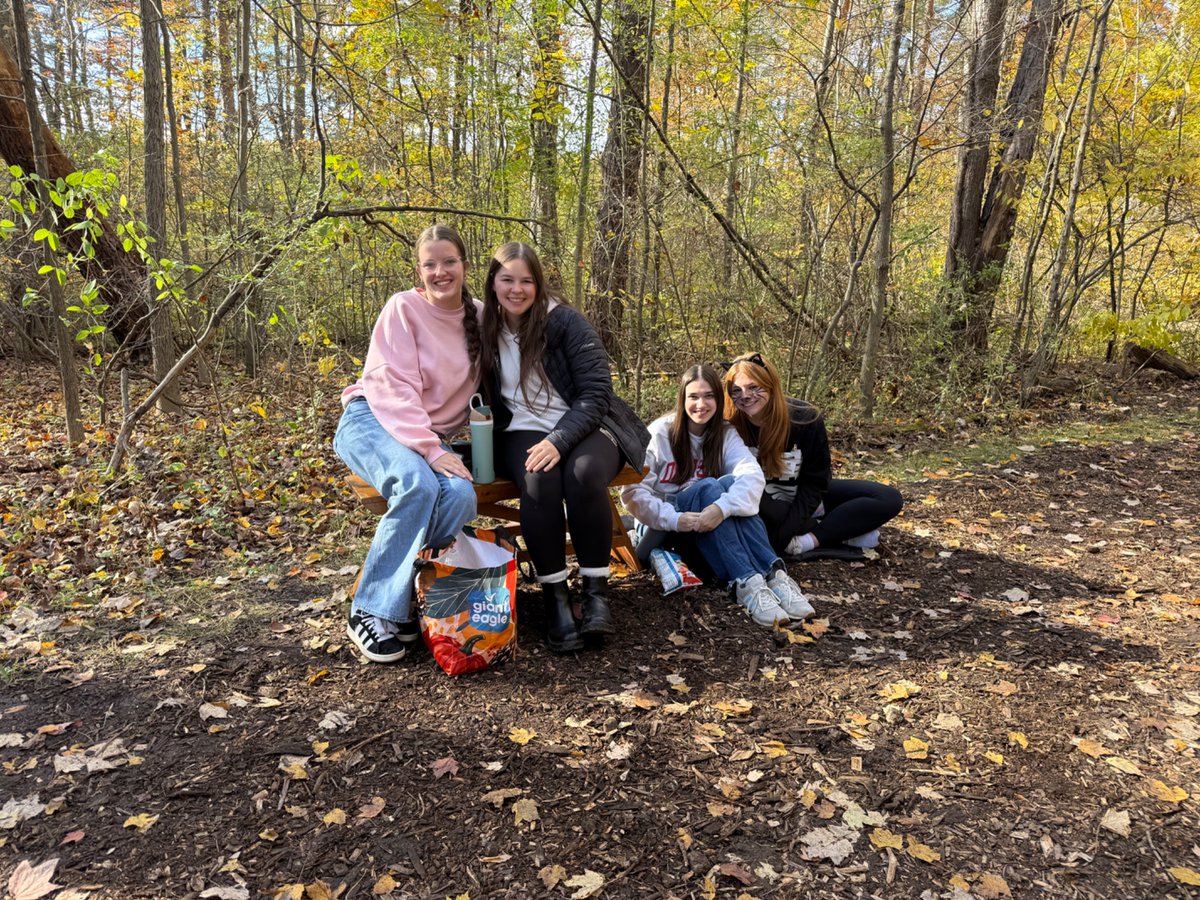 MsRyanRHS's tweet photo. A busy weekend of fall service for our RHS Key Club volunteers. We had a great time yesterday at the Richfield Heritage Preserve: Trick or Treat on the Trail event! 🎃🍬🍭 
@RevereLocal https://t.co/Vh6WHxBLTC