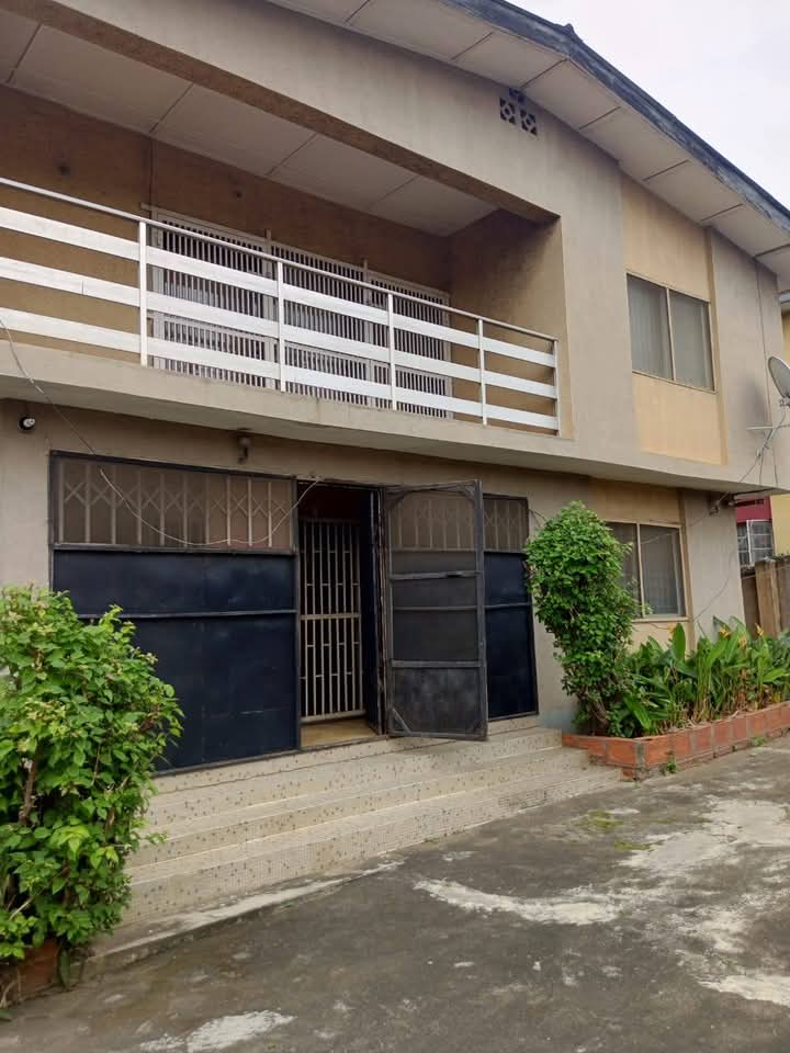 TDOSProperties's tweet photo. STILL  AVAILABLE FOR SALE 

ASKING PRICE:200 MILLION

SOLIDLY BUILT 5 UNITS OF 3 BEDROOM FLAT AT A CORNER PIECE

LOCATION:GOSPEL CRUSADER HARUNA INSIDE OFF COLLEGE ROAD. 

LAND SIZE 673SQM. 

TITLE: C OF O 

NOTE GOOD FOR COMMERCIAL AND RESIDENTIAL PURPOSE.

#X https://t.co/6TaYuTnzcF