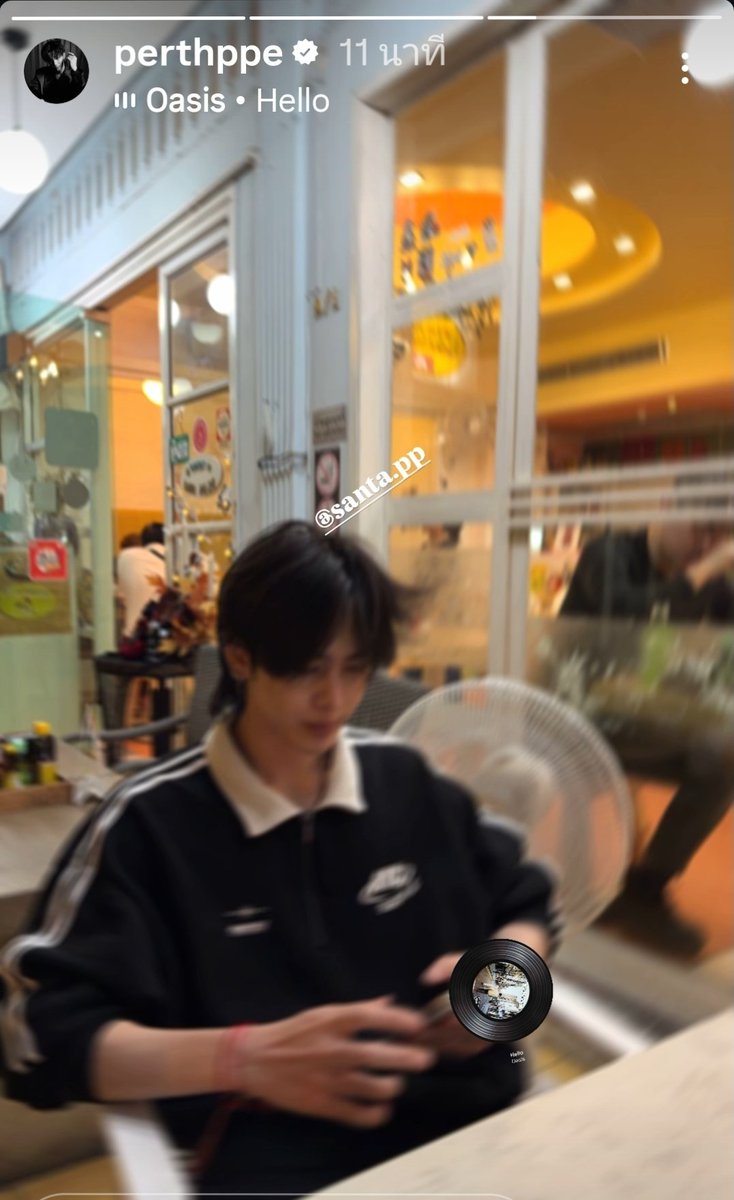 NaNaNalanla's tweet image. และที่ถ่ายรูปเบลอๆๆ ตอนแรกก็คิดว่าเป็นสไตล์เพิร์ธ แต่เพิร์ธไม่เคยถ่ายรูปน้องไม่ชัดนะ ถ้าเป็นคนอื่นก็ว่าไป แต่นี่จงใจถ่ายเบลอเพื่อไม่ให้เห็นด้ายแดงชัดว่าไปเติมมางี้อ่อ 555555 
#PerthSanta #เพิร์ธแซนต้า
#PerthTanapon #Santapp