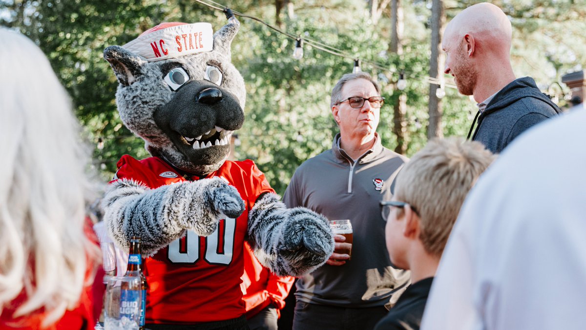 OnePackNIL's tweet image. It’s been one week since the 3rd Annual NC State Celebration, and we’re still on cloud nine! 🐺❤️

We can’t wait to see these incredible fans in the stands and the team back on the court when Wolfpack Basketball returns next week.

#OnePackNIL #NCStateBasketball