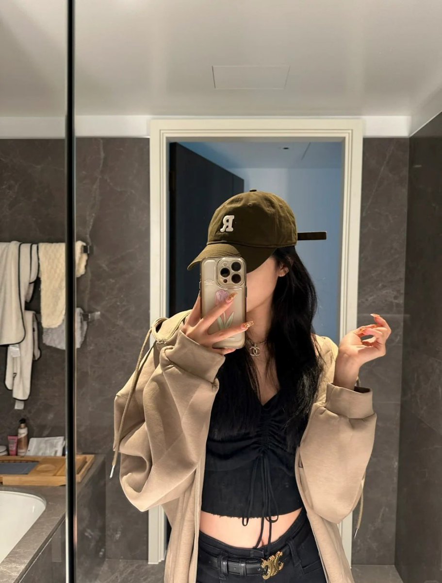 Mirror light makes me glow so softly 🌸🪞💫