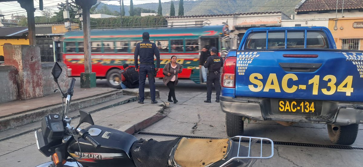 #NacionalesTGW | 👮‍♂️La PNC continua con los operativos para brindar seguridad a la población en distintas colonias y sectores de zona 7, así como en rutas principales, paradas de autobuses y se implementan puestos de control para prevenir delitos en el departamento de Sacatepéquez