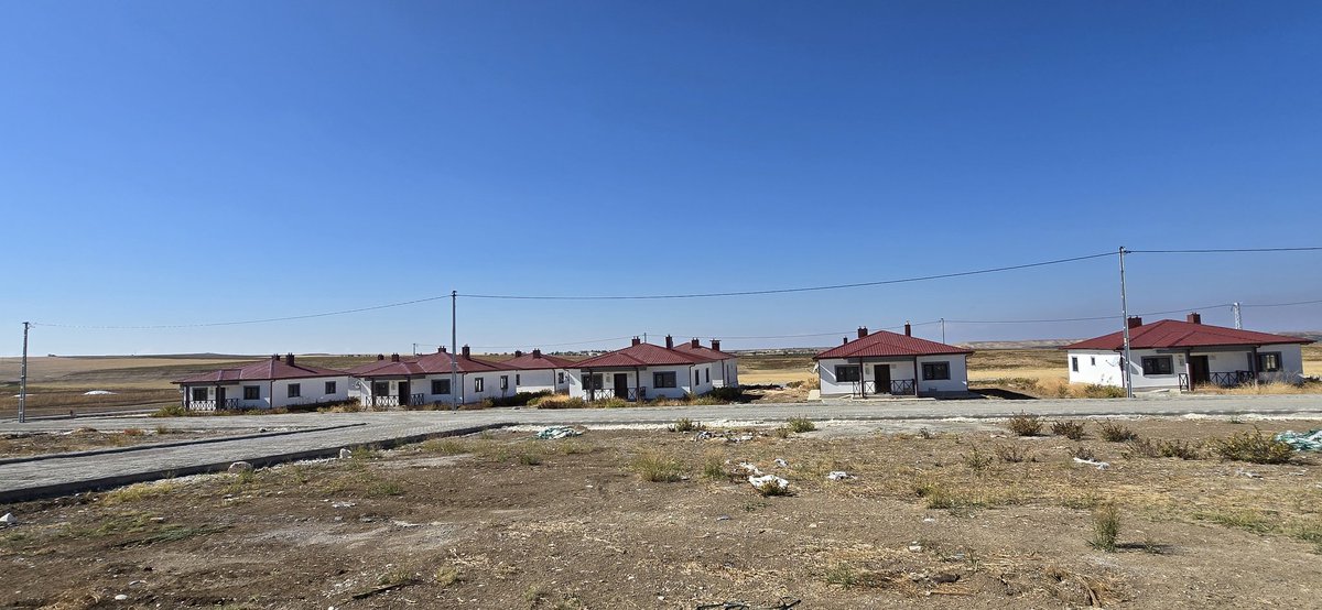 📍Köy Konutları İncelemeleri
Kaymakamımız Sn. Hasan İnanç GÖKÇAYIR yapımı tamamlanan ve devam eden köy konutlarında incelemelerde bulundu.
Vatandaşlarımız için çalışmaların devam ettiğini belirten Kaymakamımız emek veren ekiplere teşekkür etti.
Her şey daha güzel bir Samsat için.