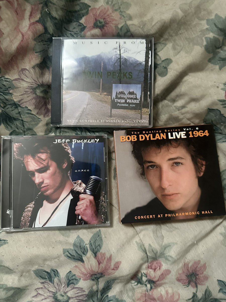 gloomygee's tweet photo. I WENT TO DA RECORD STORE https://t.co/Bv6pFGVz9C