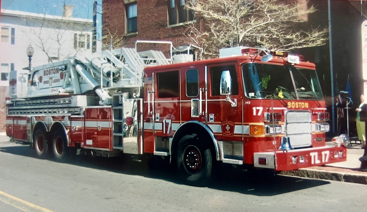 20 yo  Ladder 17 placed this Pierce Tower in service it joined TL 2 TL3 TL 10 as the city’s 4 th Tower Ladder in service. The 4 Tower plan was short lived .