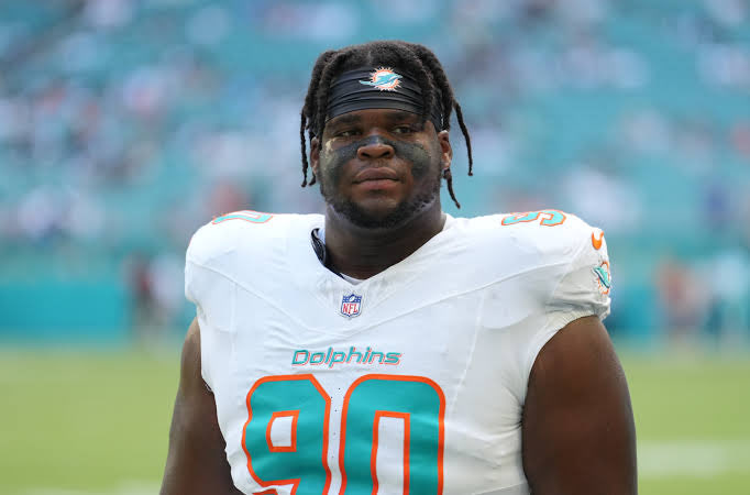 FinsXtra's tweet photo. 📊 Kenneth Grant among all rookie defensive tackles since Week 6:

➖ 4 total tackles (t-2nd)
➖ 5 pressures (2nd)
➖ 1.0 sack (t-2nd)
➖ 1 QB hit (t-2nd)
➖ 3 hurries (t-4th)
➖ 4 run stops (t-1st)
➖ 68.7 run defense grade (4th)
➖ 61.2 overall grade (4th)

(@PFF) #PhinsUp https://t.co/R5uWC9wxnu