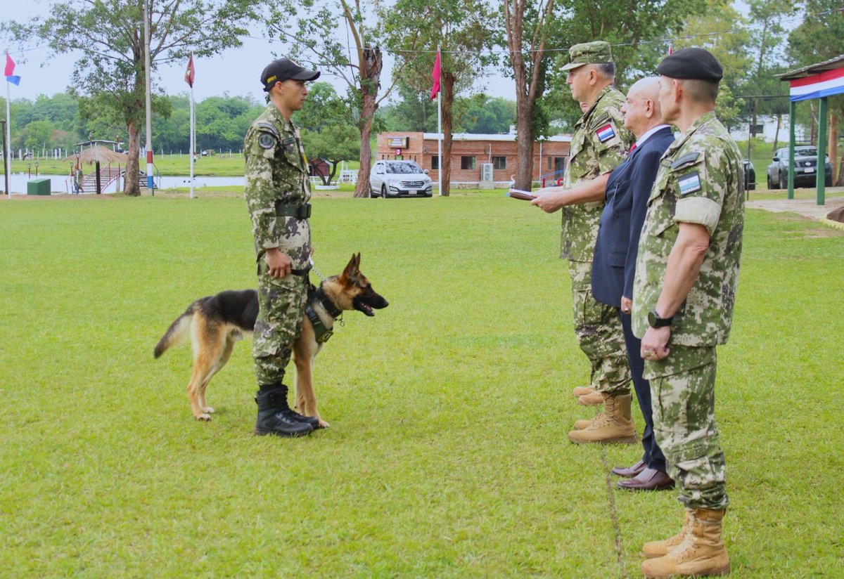 py_rep's tweet image. Personal del Regimiento Escolta Presidencial, ha finalizado en la fecha satisfactoriamente el Curso de "Adiestrador Guía de Canes".
🇵🇾 +Info en: facebook.com/share/p/1HTNae…