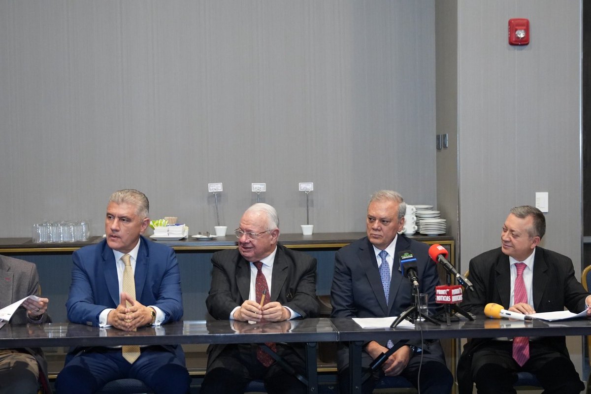 camaracomerbog's tweet image. ¡Gran alianza por la #FormaciónDual! 🤝 La #CCB facilitó hoy la firma del Convenio ACES–ANDEVIP y @uempresarial.

Beneficios directos:
• 25% de descuento en matrícula (desde enero 2026).
• Acceso a pregrados y especializaciones en modalidades dual-presencial y dual-virtual.
•…