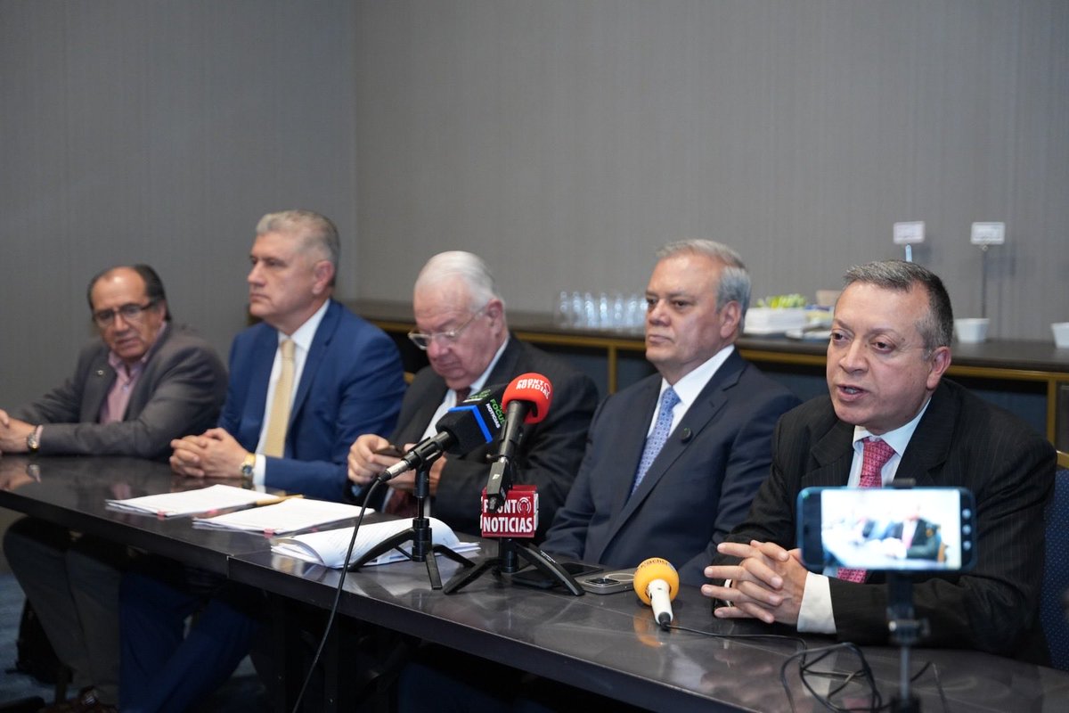 camaracomerbog's tweet image. ¡Gran alianza por la #FormaciónDual! 🤝 La #CCB facilitó hoy la firma del Convenio ACES–ANDEVIP y @uempresarial.

Beneficios directos:
• 25% de descuento en matrícula (desde enero 2026).
• Acceso a pregrados y especializaciones en modalidades dual-presencial y dual-virtual.
•…