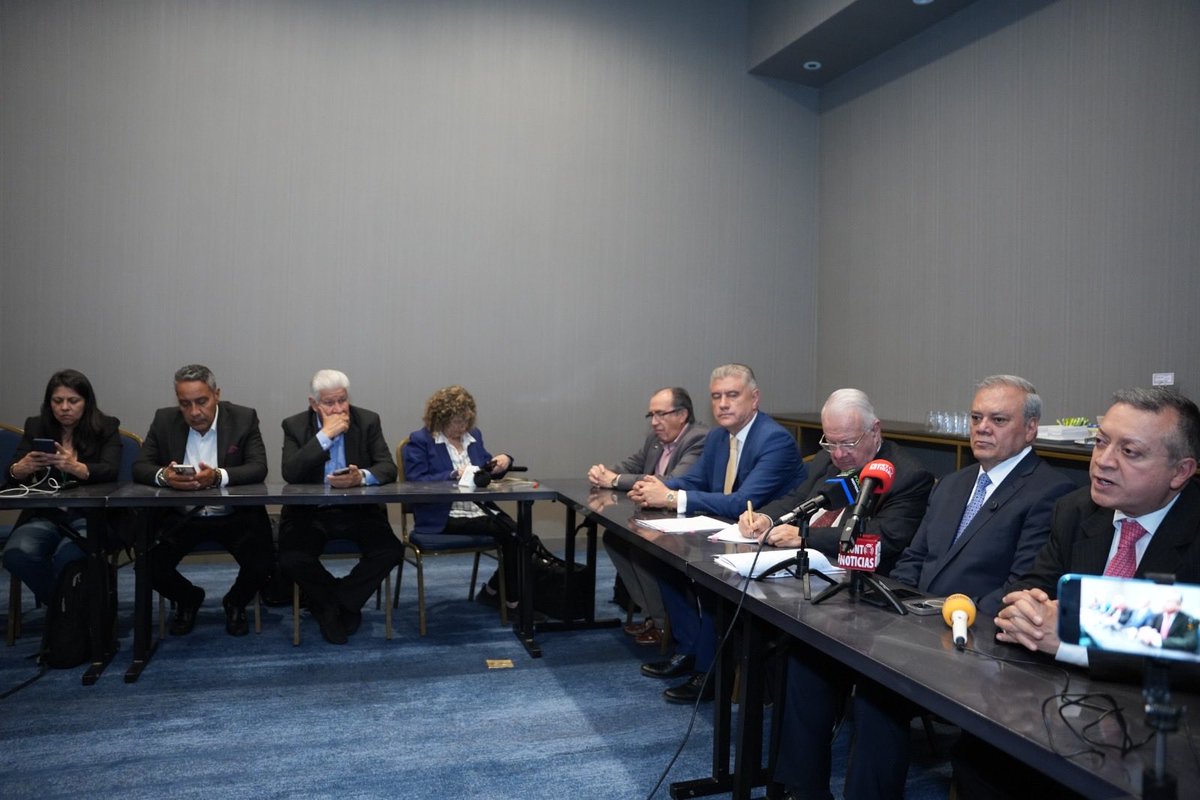 camaracomerbog's tweet image. ¡Gran alianza por la #FormaciónDual! 🤝 La #CCB facilitó hoy la firma del Convenio ACES–ANDEVIP y @uempresarial.

Beneficios directos:
• 25% de descuento en matrícula (desde enero 2026).
• Acceso a pregrados y especializaciones en modalidades dual-presencial y dual-virtual.
•…