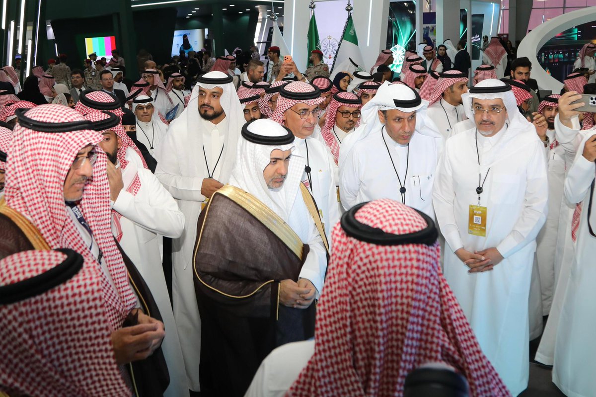 DrMohammedAlen1's tweet photo. سعدتُ بتشريف معالي وزير الصحة أ. فهد الجلاجل والوفد المرافق لمعاليه، لجناح تجمع الرياض الصحي الأول ضمن جناح الصحة القابضة في ملتقى الصحة العالمي 2025، حيث تشرفتُ بشرح أبرز منجزات التجمع من خلال مشروع مركز التميّز للعيون الذي يجسّد روح التحول الصحي ويرتقي بخدمات العيون نحو مستقبلٍ صحيٍ مستدام.

#ملتقى_الصحة_العالمي2025 #تجمع_الرياض_الصحي_الأول #التحول_الصحي #الصحة_القابضة