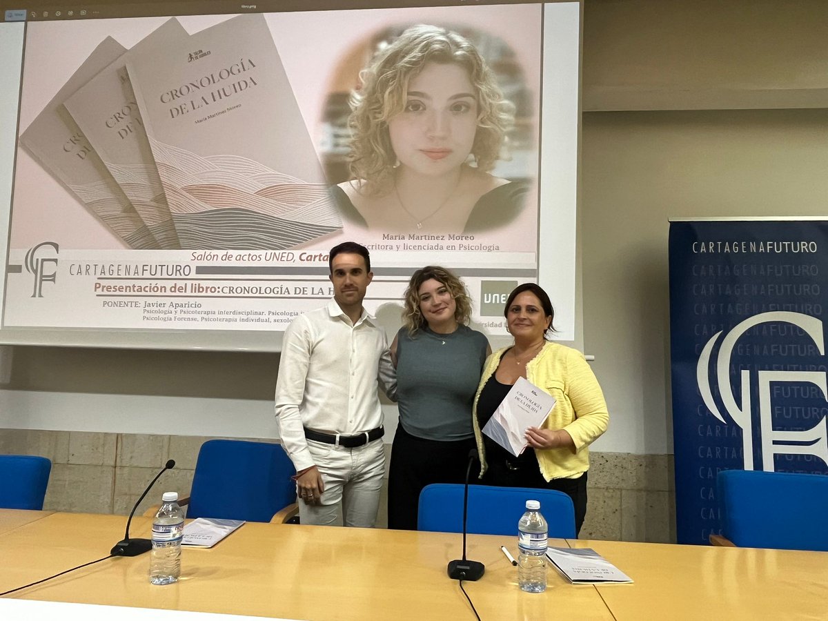 Estupenda tarde acompañando a maría Martínez Moreo en la presentación de su libro; "Cronología de la huída". Gracias a los asistentes.