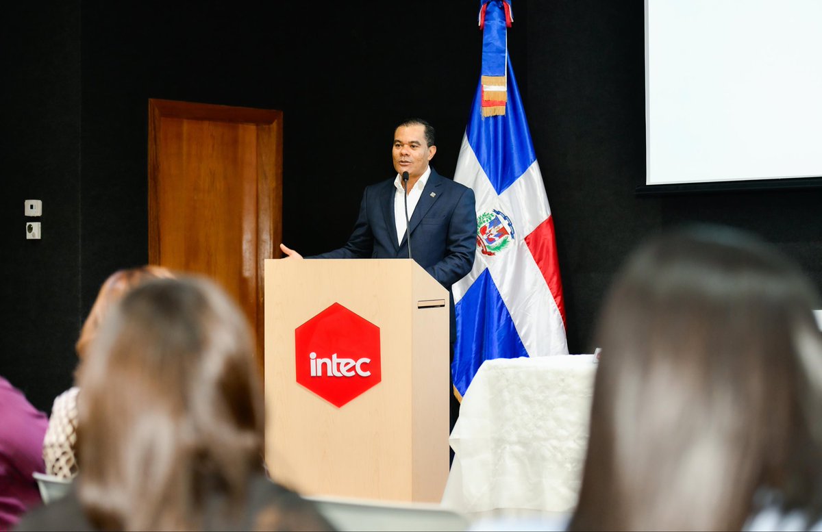 DIDA_RDo's tweet photo. DIDA e INTEC firman acuerdo de colaboración en beneficio de los afiliados al Sistema Dominicano de Seguridad Social

La Dirección General de Información y Defensa de los Afiliados a la Seguridad Social (DIDA) y el Instituto Tecnológico de Santo Domingo (INTEC) firmaron un acuerdo marco de colaboración con el propósito de desarrollar investigaciones, programas académicos y proyectos conjuntos orientados a fortalecer los servicios y derechos de los afiliados al Sistema Dominicano de Seguridad Social.

El convenio, suscrito por el director general de la DIDA, Elias Baez ( @Eliasbaezd ), y la rectora interina del INTEC, Alliet Ortega Rabassa, busca impulsar acciones en las áreas de docencia, investigación, formación continua, extensión universitaria y desarrollo institucional.

A través de esta alianza, ambas instituciones se comprometen a promover la generación e intercambio de conocimientos que contribuyan al fortalecimiento de la protección social, la salud y la previsión social de las personas y familias afiliadas.

Además, el acuerdo contempla el desarrollo de programas de capacitación, el intercambio académico y la ejecución de proyectos de investigación sobre temas vinculados a la Seguridad Social, siempre en el marco de la transparencia, la cooperación interinstitucional y el compromiso con la mejora continua del sistema.

Con esta firma, reafirmamos nuestro compromiso de seguir trabajando junto a la academia para construir un sistema más justo, transparente y orientado al bienestar de todos los afiliados. 

#DIDA #INTEC #EliasBaez #SeguridadSocial #ProtecciónSocial #AcuerdoInstitucional #InnovaciónSocial #Educación #Colaboración