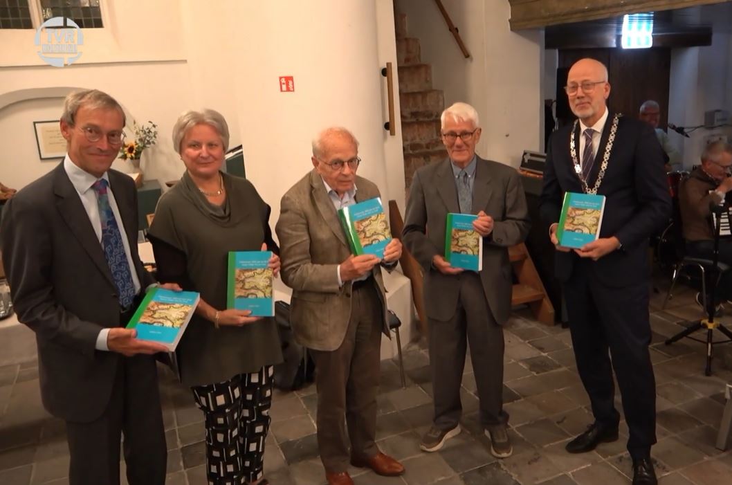 Westervoort viert in 2026 haar 1300-jarig bestaan! Auteur Willem Vlijm presenteerde zijn monumentale boek “Westervoort, 1300 jaar een dorp tussen Neder-Rijn en IJssel”. Het eerste exemplaar werd woensdag overhandigd aan burgemeester Arend van Hout. westervoortplaza.nl/westervoort-vi…