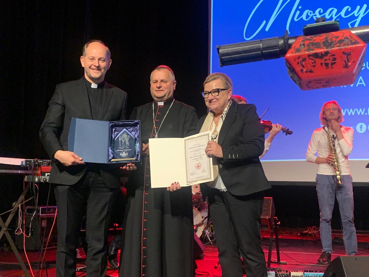 Dziękuję serdecznie <a href="/MivaPolska/">MIVA Polska</a> za statuetkę "Niosący Chrystusa" przyznaną dla Biura Prasowego KEP za medialne wsparcie dla misjonarzy. Całemu Zespołowi <a href="/MivaPolska/">MIVA Polska</a> życzę kolejnych owocnych lat w służbie misjonarzom i misjom!