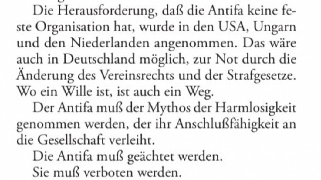 Anwalt_Jun's tweet photo. RA @Ralf_Hoecker ist bereit, für ein Verbot der Antifa das Vereinsrecht zu ändern, damit das Zeichen und alle Handlungen in dessen Namen verboten werden können. 

Dazu müsste das Erfordernis der "organisierten Willensbildung" (§ 2 Abs. 1 VereinsG) aufgegeben werden, um auch dezentrale Bewegungen, Strömungen oder kollektive Gesinnungen mit einem Verbot zu belegen. Könnte man machen. Aber mit einem solchen Vereinsrecht beginnt dann ein Reigen an Verbotsaktionen. Reichsbürger-Bewegung, Identitätre Bewegung (über den eV hinaus), QAnon, AfD-Vorfeld - danach je nach jeweiliger politischer Mehrheit Fridays for Future, Friedensbewegung, Anti-Zionismus, Anti-Semitismus, Anti-Atomkraft, Anti-Chemtrails. 

Ich glaube nicht, dass das eine gute Idee wäre.