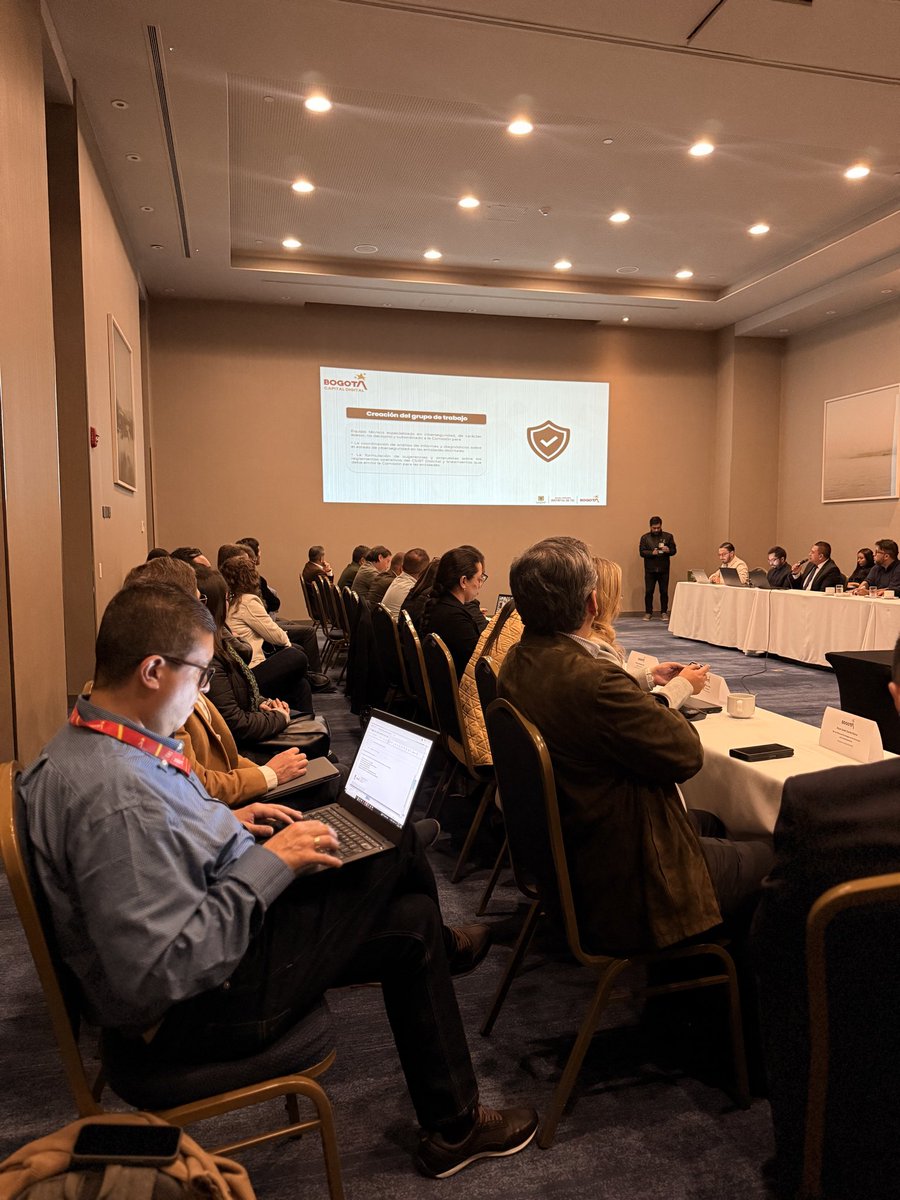Hoy acompañamos la Comisión Distrital de #TransformaciónDigital.

Se presentaron avances clave en:
✅ Transformación digital
✅ Infraestructura de datos
✅ Seguridad digital
Y se sometieron a aprobación acuerdos sobre ciberseguridad, interoperabilidad y autenticación. ¡Avanzamos!