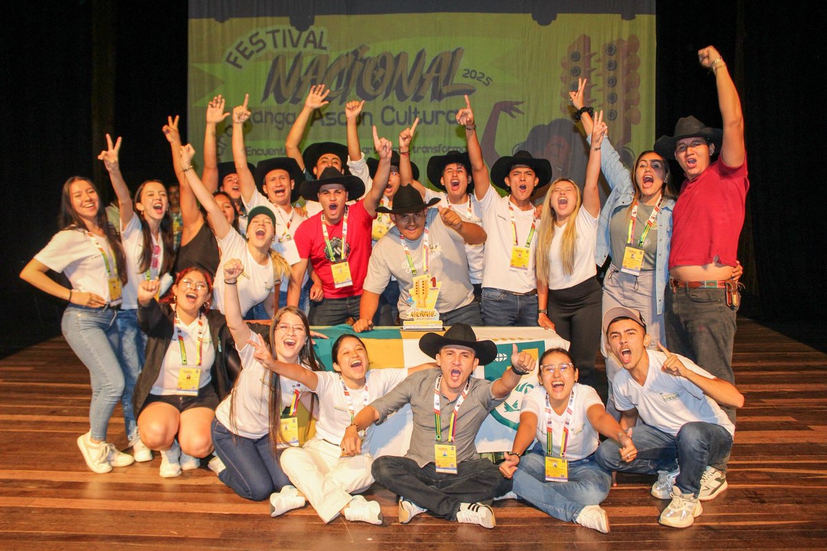 ¡PRIMER LUGAR NACIONAL! ✨

El grupo de Danza Folclórica Andanzas brilló en #ASCUNCultura2025 con su montaje “El Primer Café”, obteniendo el🥇en Bucaramanga entre 14 universidades. 

Gracias por representar con arte, pasión y orgullo a Unitrópico🎭💃

#DanzaFolclórica