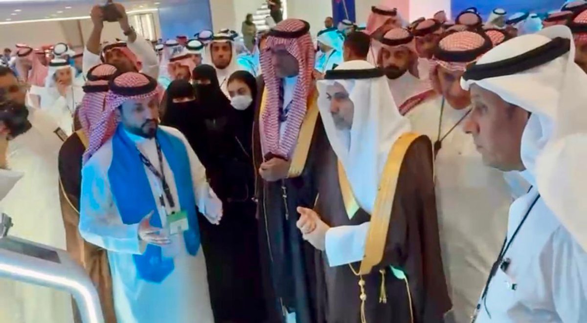 سعدتُ بتشريف معالي وزير الصحة أ. فهد الجلاجل والوفد المرافق لمعاليه، لجناح تجمع الرياض الصحي الأول ضمن جناح الصحة القابضة في ملتقى الصحة العالمي 2025، حيث تشرفتُ بشرح أبرز منجزات التجمع من خلال مشروع مركز التميّز للعيون الذي يجسّد روح التحول الصحي ويرتقي بخدمات العيون نحو مستقبلٍ