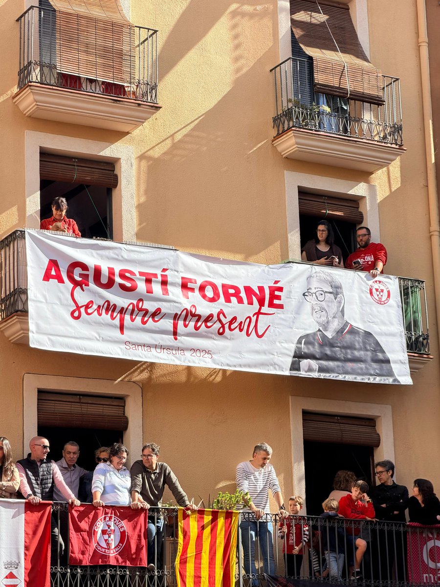 JovesValls's tweet photo. Ahir, durant la Diada de Santa Úrsula, vam fer un homenatge al periodista Agustí Forné, qui ens va deixar l’any passat. Una figura clau del periodisme casteller, que va donar veu i emoció al fet casteller.

Il·lustració: Marc López

#castells https://t.co/7AUJedxsss