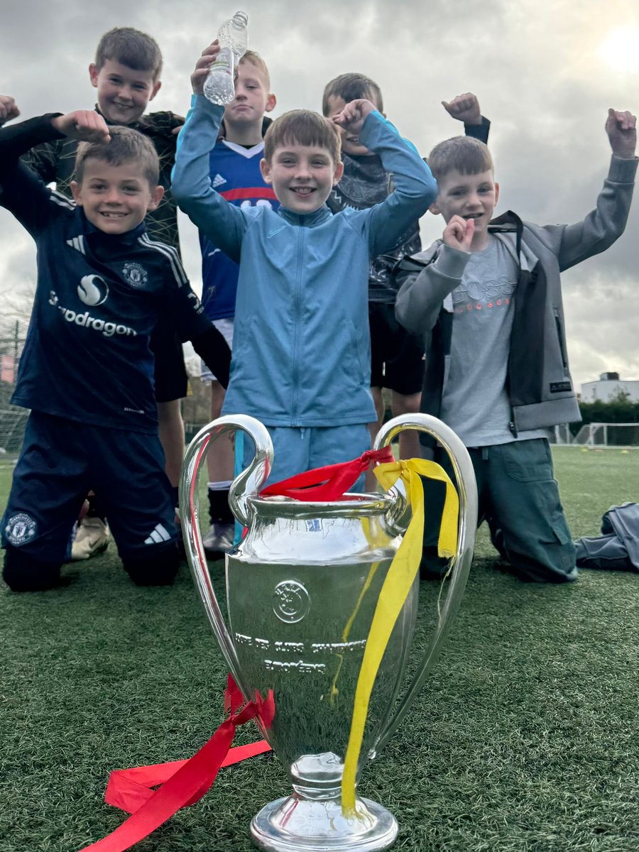 EvoSoccerSkills's tweet image. Evo’s Halloween Camp Champions League Winners👏👏🏆⚽️ #Evos

Get booked in for the rest of the week folks