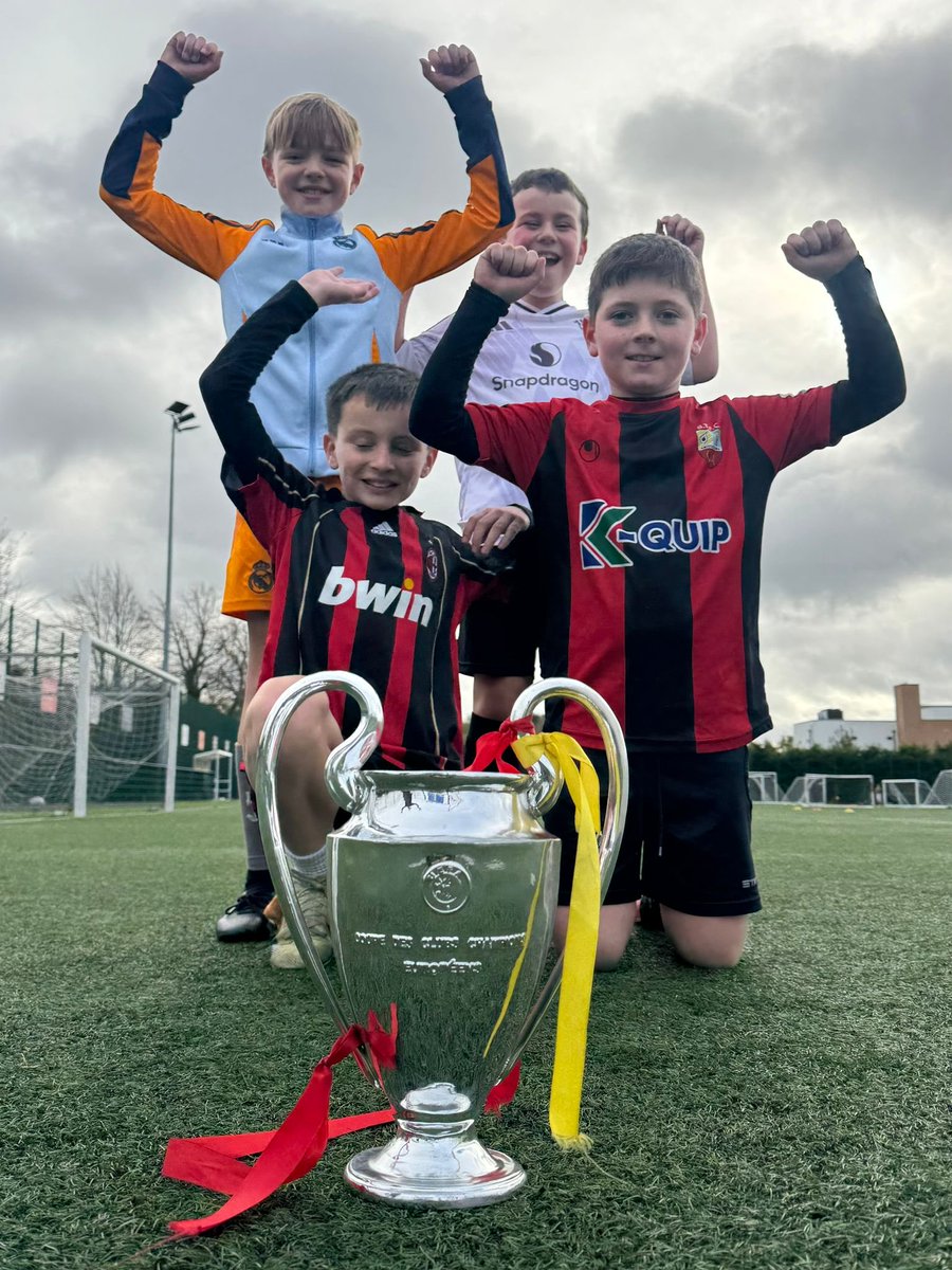 EvoSoccerSkills's tweet image. Evo’s Halloween Camp Champions League Winners👏👏🏆⚽️ #Evos

Get booked in for the rest of the week folks