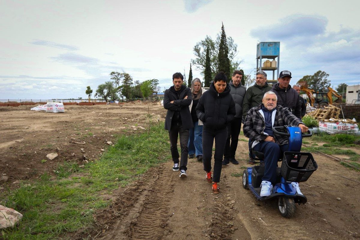 Como cada día desde hace 6 años, estamos en las calles de #Quilmes con la única receta que conocemos: trabajar por sus vecinos y vecinas para devolver la confianza que una vez más nos ratificaron.

En el Sindicato de Empleados de Comercio de #Quilmes, junto a su secretario