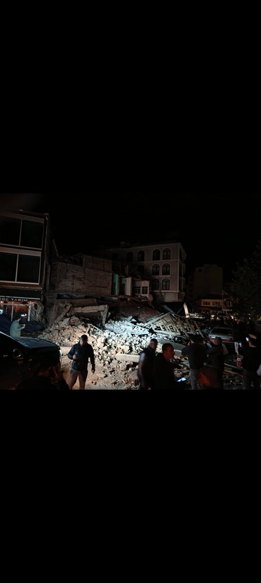 Deprem de yien elektrik kesintileri yaşanmaktadır hiç ders almıyoruz