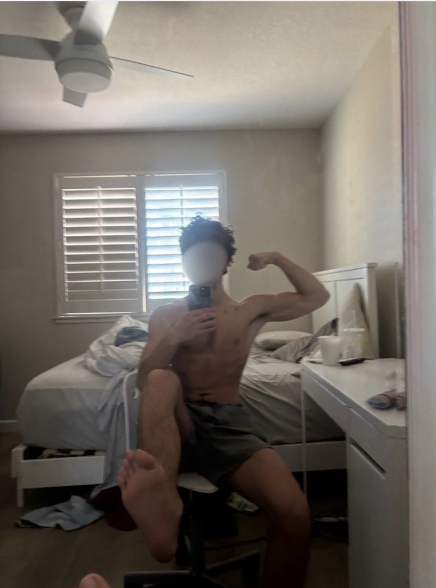 i love staring at my godly body, knowing you all worship it heavily 🥵 
#findom #cashmaster #finsub #malefeet #biceps #pits #collegefeet