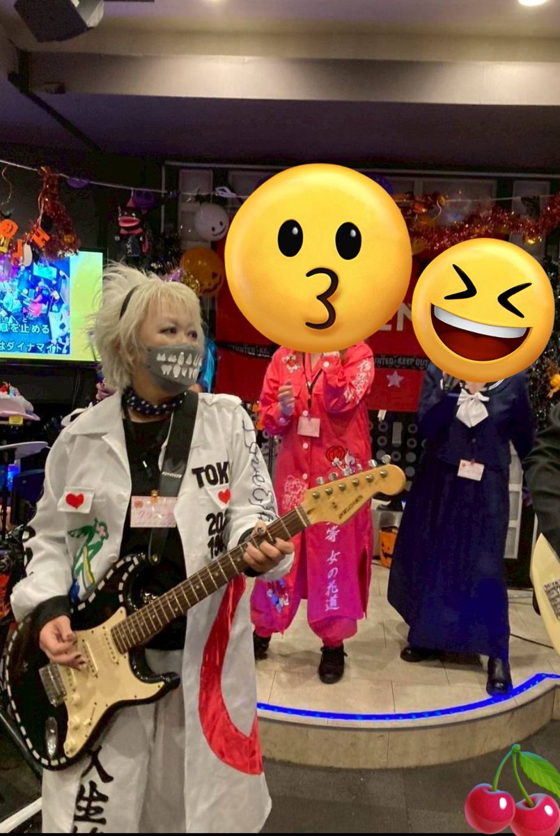 hamaguriworld's tweet photo. 10月26日(日)
カラオケの大規模オフ会に参加。お世話になりました✨
ギターは当て振り https://t.co/OlROm1YFry