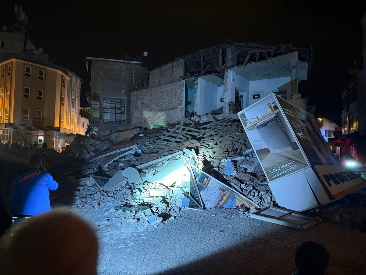 📍Anlık takip ediyorum.
📍Merkezde bir bina yıkıldı.
📍Arka mahallelerde birkaç metruk bina da yıkıldı.
📍Şükür şimdilik can kaybımız yok. #deprem