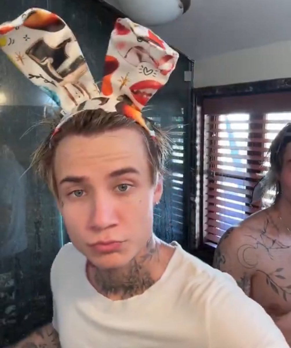 jxdn_vamp's tweet image. the headband is everything 😭🐰