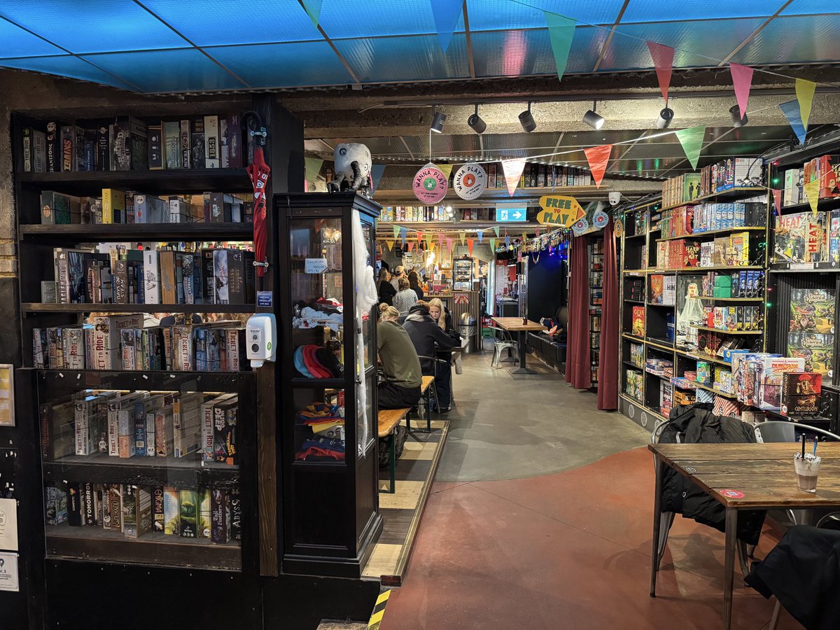 エッセンからデンマークへ移動し、コペンハーゲンの"BASTARD CAFE”に行ってきました☕️

バーのような陽気な雰囲気や、ボドゲだけでなくチェスを楽しむ方が多いなど、日本やドイツとまた違ったボドゲ文化に触れることができてとても楽しかったです🎲🍺♟️

コペンハーゲン、素敵な街だ🇩🇰