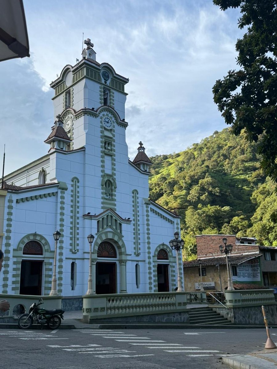 amoramartinez1's tweet image. La fórmula para recuperar a Colombia es clara: Dios y trabajo.
Desde Salgar, Antioquia, nos recuerdan que con los pies en la tierra y el corazón en el cielo, seguimos construyendo país💛💙❤️.