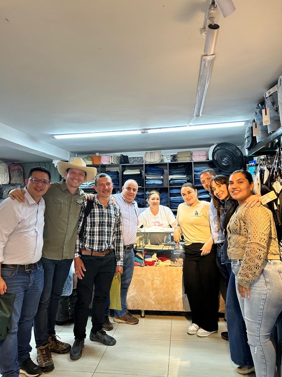 amoramartinez1's tweet image. La fórmula para recuperar a Colombia es clara: Dios y trabajo.
Desde Salgar, Antioquia, nos recuerdan que con los pies en la tierra y el corazón en el cielo, seguimos construyendo país💛💙❤️.