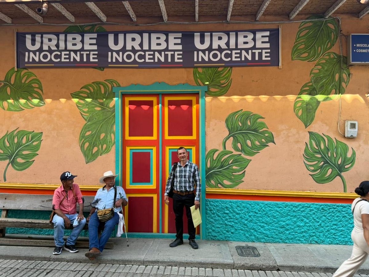 amoramartinez1's tweet image. La fórmula para recuperar a Colombia es clara: Dios y trabajo.
Desde Salgar, Antioquia, nos recuerdan que con los pies en la tierra y el corazón en el cielo, seguimos construyendo país💛💙❤️.