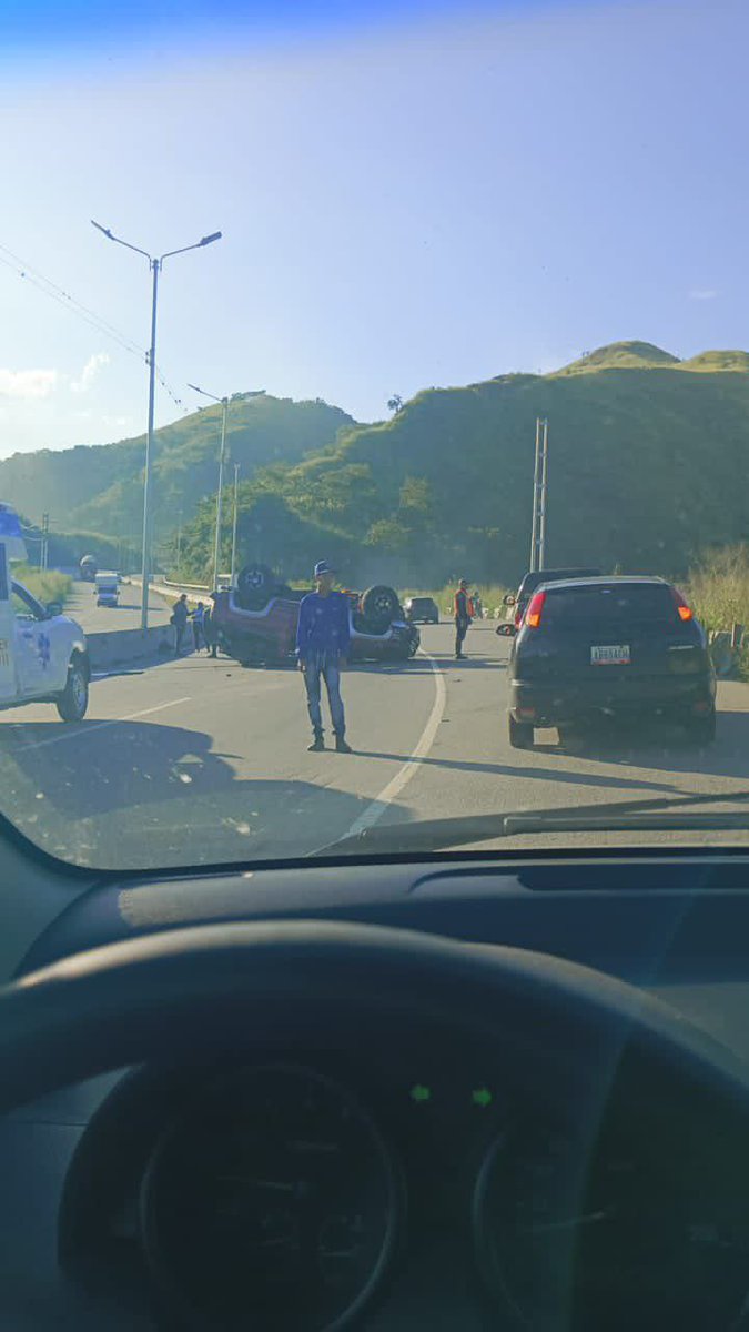 Autopista_GMA's tweet photo. 04:53 p. m. - #Miranda 4:43pm #AFDM Autopista Fco de Miranda, reportan camioneta volcada altura de bonanza sentido Caracas. https://t.co/FwbAEIpSX8