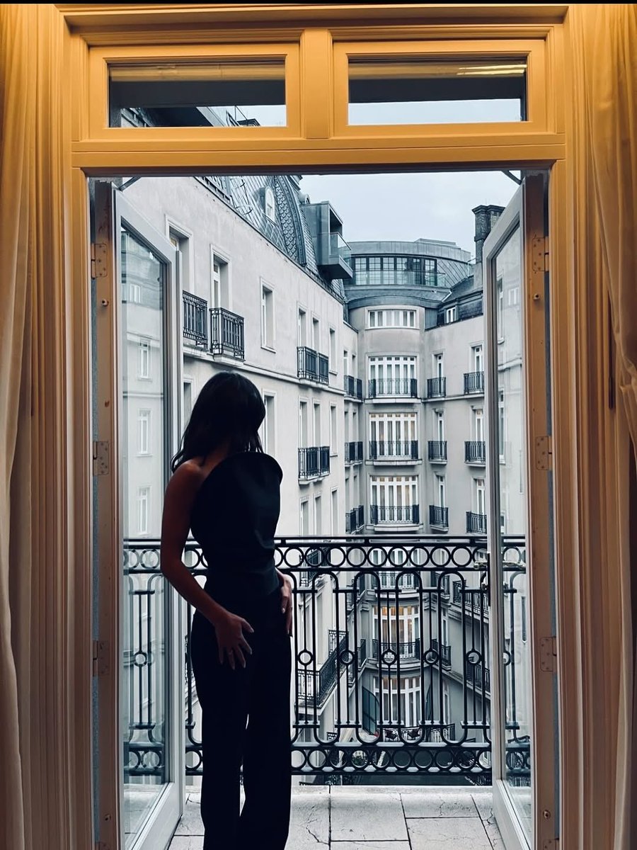 New pictures of Anya Chalotra for #TheWitcher season four press 🖤