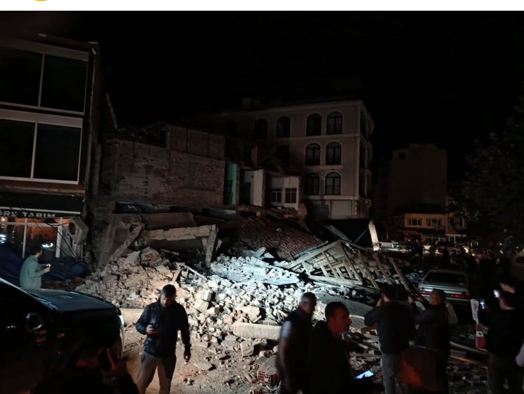 narisko81's tweet photo. Bu fotonun aynısını malesef 6 Şubat'ta bizzat yaşadım :(( çok çok geçmiş olsun büyük korku #deprem https://t.co/WpaMbz6H4q