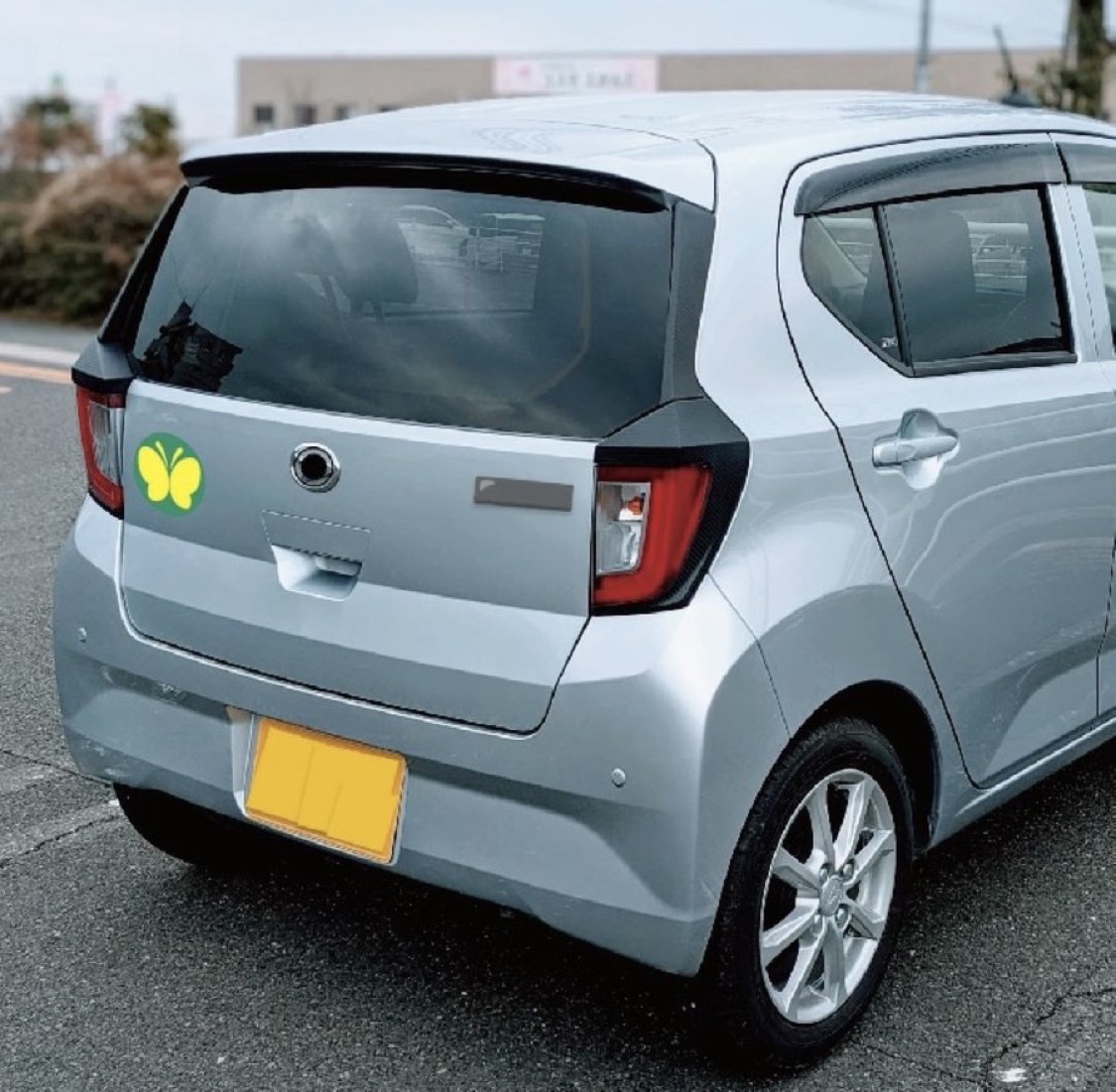 jiro_3_'s tweet photo. これ知らない人が多いですが、『 車にちょうちょマーク 』が貼られていたら、赤ちゃん並みに気をつかってください。ぼくも7年前にトヨタで働く友人に聞いて知ったのですが、危うく違反1点と罰金6000円を払うところでした。「そもそもそのマーク何に？」と思った人に知って欲しい、知らないと恐ろしい… https://t.co/PNFmOjHfEK