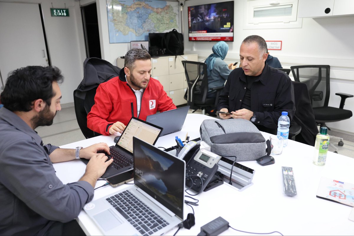 🟥 Depremin hemen ardından kurduğumuz kriz masamız, AFAD ve tüm ilgili kurumlarla koordinasyon içinde çalışmalarını sürdürüyor.

Ekiplerimiz, depremden etkilenen vatandaşlarımızın beslenme ihtiyaçlarının en hızlı şekilde karşılanabilmesi için sahadan gelen bilgileri anlık olarak