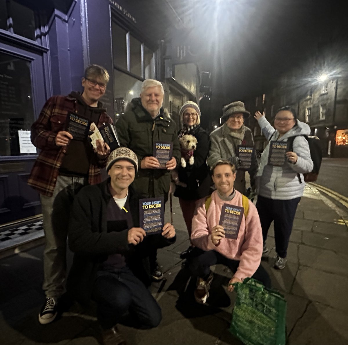FinlayMcF's tweet photo. Great wee door chap round the West Port tonight with the @EdinCentralSNP A Team 💪 🗳️ https://t.co/QyQe1u8lMX