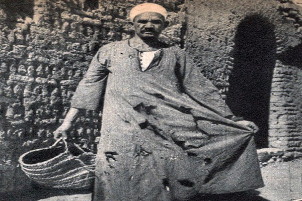 - من المثير للضحك أن أحفاد هذا القبطي -الذي يُعتبر الأكثر ثراءً في ذلك الزمن- يحاولون اليوم تلميعِ ماضيهم أمام السعوديين أحفاد العرب، ويحاولون التدليس من خلال الخلْط بين أجدادهم الحقيقيين الذين كانت تُمارس عليهم العىِودية من قبل المحتلين، وبين المحتلين الذين لا تربطهم أي صلة بهم.