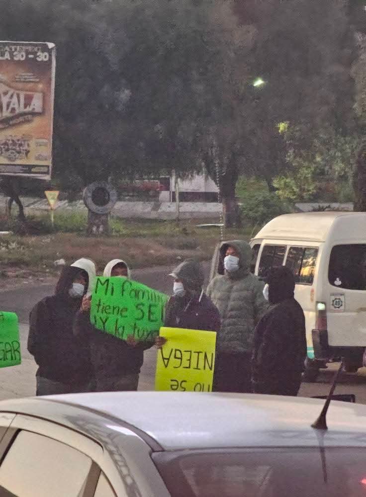 LupitaJuarezH's tweet photo. 🔴Suman más de 7 horas de bloqueos en accesos a #CDMX y vialidades en #CDMX por parte de operadores de pipas, acompañados de personas que afirman ser purificadores de agua y trabajadores lavanderías, que exigen abasto de agua y apertura de pozos cerrados, tras la #OperaciónCaudal realizada la semana pasada por autoridades contra el llamado huachicol del agua.

Los puntos afectados son diferentes puntos de la México-Puebla, Vía Morelos, Av. Central, México-Pachuca, México-Texcoco y México-Querétaro; además de la López Portillo y México-Toluca; así como la Calzada Ermita Iztapalapa y Eje 6 Sur.