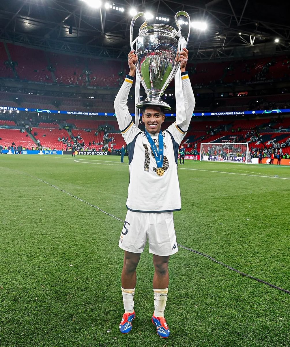 lukita10n's tweet image. 𝐉𝐮𝐝𝐞 𝐁𝐞𝐥𝐥𝐢𝐧𝐠𝐡𝐚𝐦 𝐬𝐞𝐫𝐚 𝐮𝐧𝐞 𝐥𝐞́𝐠𝐞𝐧𝐝𝐞 𝐝𝐮 𝐅𝐨𝐨𝐭𝐛𝐚𝐥𝐥 🤍☄️