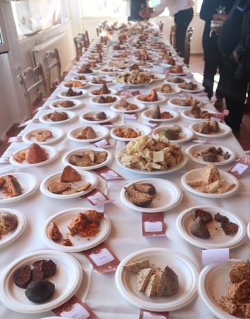 Küflü Çökelek Yarışması’na Rekor Katılım <a href="/Okyanusta1damla/">Ayhan Kara</a>  <a href="/muratmutlu1981/">Murat Mutlu</a> 
hataygazetesi.com/ilce-haberleri…