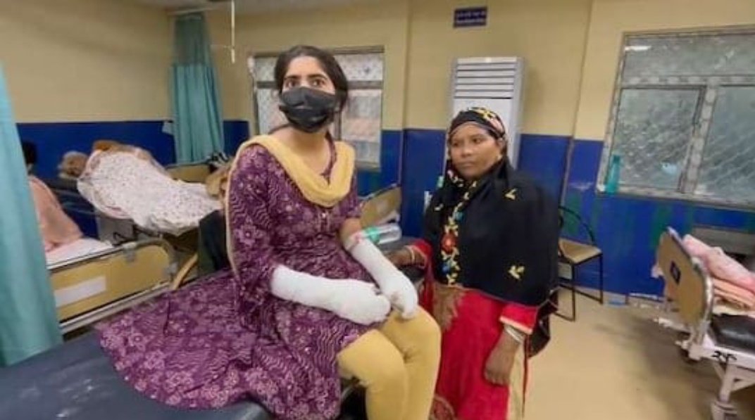 elonmuskpandey's tweet image. Shocking twist in Delhi! Aqeel Khan, dad of acid attack victim DU student, arrested for faking an acid attack with toilet cleaner to frame neighbor Jitendra after a molestation complaint. Girl got the cleaner herself.
 India’s false case struggle continues!  #DelhiAcidAttack