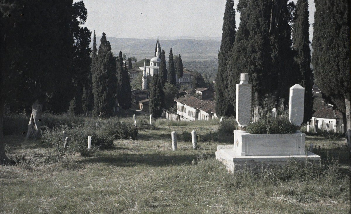 Auguste Léon’un Albert Kahn Arşivi’ndeki enfes Bursa fotoğrafları, kentin ilk profesyonel renkli kareleri olarak bilinir. Pınarbaşı Mezarlığı’ndan görüntüler ise bu sessiz durağın renkli huzurunu yansıtır.