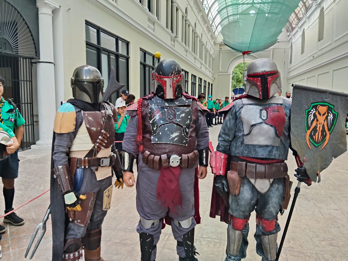 BigBigfang's tweet photo. #MandoMonday aquí con nuestro  hermanos de Armas  #DesfileDeLasGalaxias #Merida @BigBigfang @mandomercs un gran evento https://t.co/7kvUhAZ4K3
