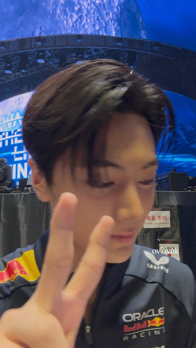 251026 WTL FINAL 밋그 #제이 #JAY 

밋그 때 너무너무 떨어서 말도 제대로 못하고 마지막까지 어뜩하지~~ㅠ 이러고 있었는데… 종성이 부르니까 너무 착한 눈으로 봐줫음 ㅜㅋㅋㅋ 눈 마주보면서 브이 해줬어요  

농담곰 미소 가까이서 처음 봐요 귀엽다 🥹🥹